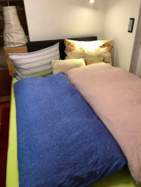 Aussichtszimmer mit modernem Glasbad und Balkon